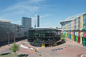JinSo midden op de Arena Boulevard in Amsterdam Zuidoost